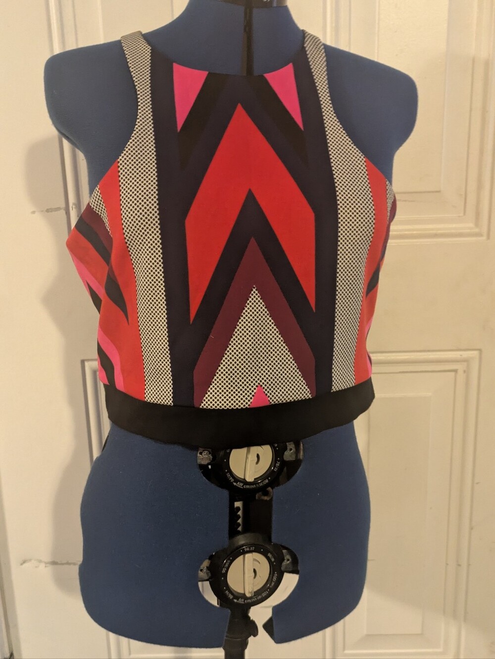 NWT Express Women’s Large Black White Geometric Crop Top Back Zip Sleeveless - Picture 5 of 8